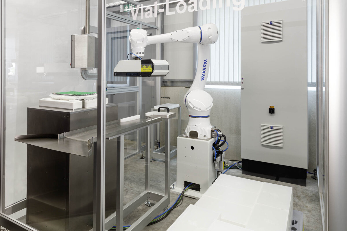 Cobot greift und hantiert mit empfindlichen Phiolen in der Pharmaindustrie